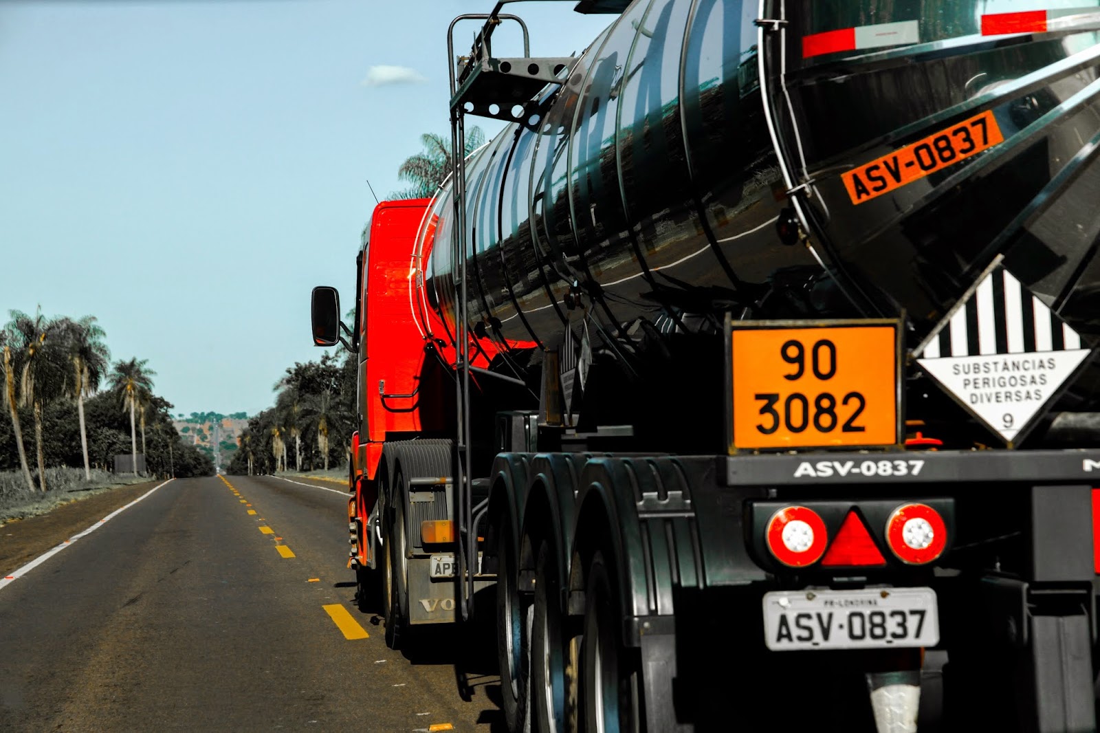 O Que Um Motorista Que Transporta Carga Perigosa Precisa Saber